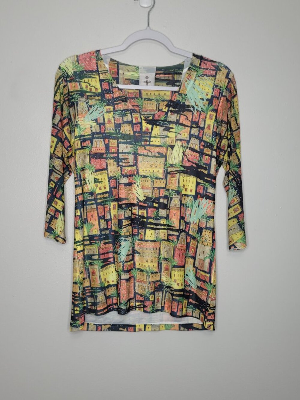 Inoah building landscape print 3/4 sleeve stretch unique funky top size small
